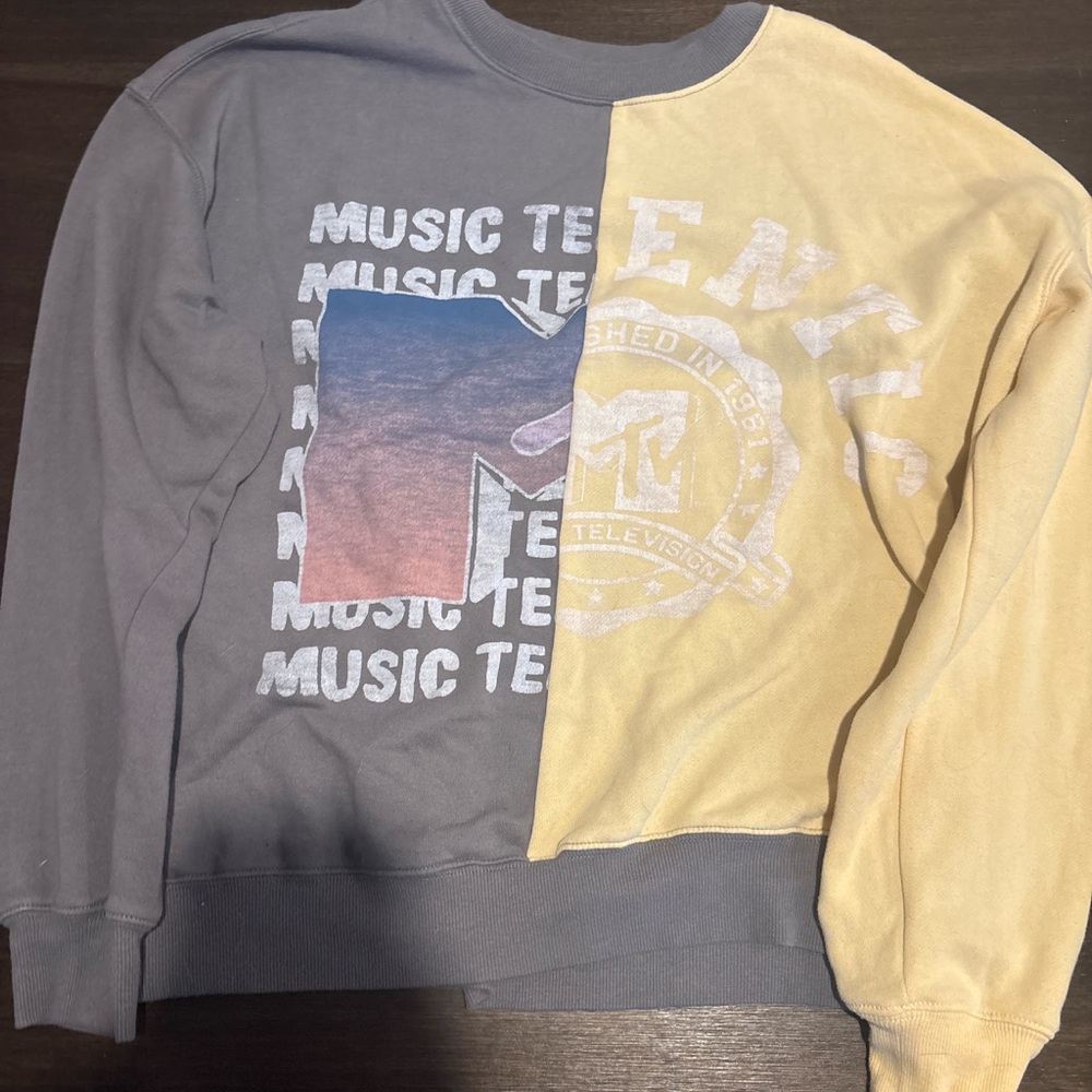 Women’s Gray and Yellow Graphic Sweater